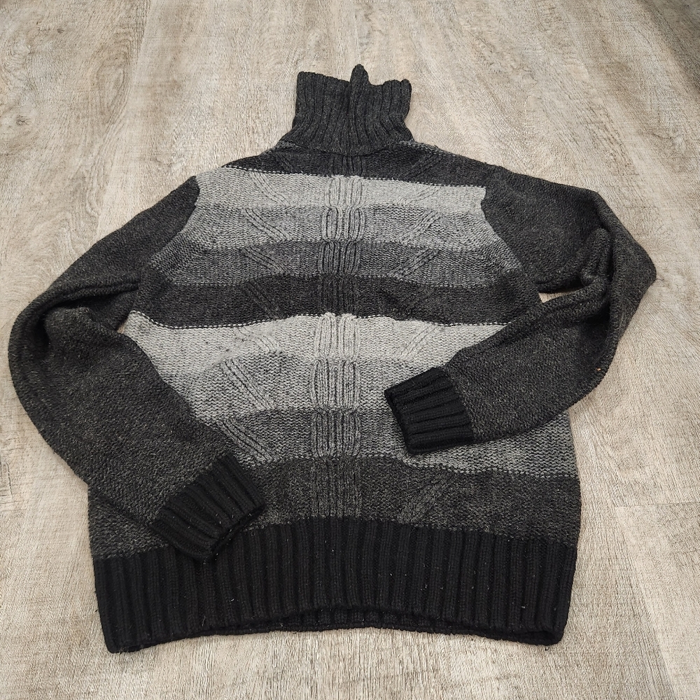 Perry Ellis Striped Wool Turtleneck Sweater  Size Medium